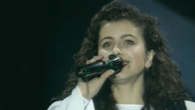 «Где-то намного дальше черты бедности»: Ани Лорак вспомнила, как донашивала одежду за братом и спала на полу