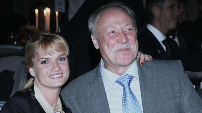 «Он говорил: “Ты должна уехать как можно дальше”»: тайное рождение сына в США и брак с чиновником старше на 22 года — как живёт Светлана Хоркина?