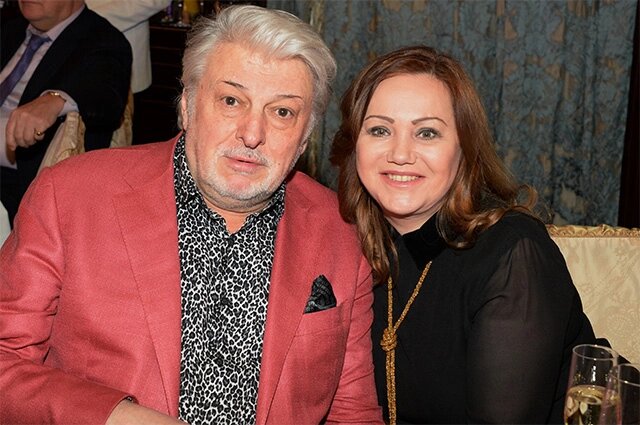 «Он мой кумир, но я не хотела следовать по его стопам»: как 47-летняя дочь Добрынина исполнила мечту отца, выйдя на сцену впервые в жизни