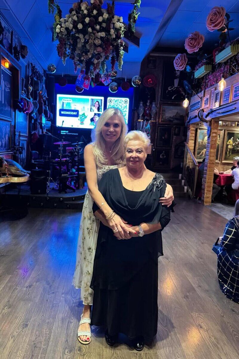 «Выглядит невероятно молодой»: 80-летняя мать Валентина Юдашкина поразила своим видом на праздновании юбилея