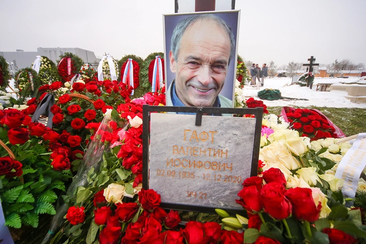 Артиста похоронили на Троекуровском кладбище