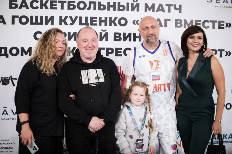 «Он снова стал смотреть на мир шире»: как 77-летний Владимир Стеклов обрёл позднее счастье с дочкой Ариной