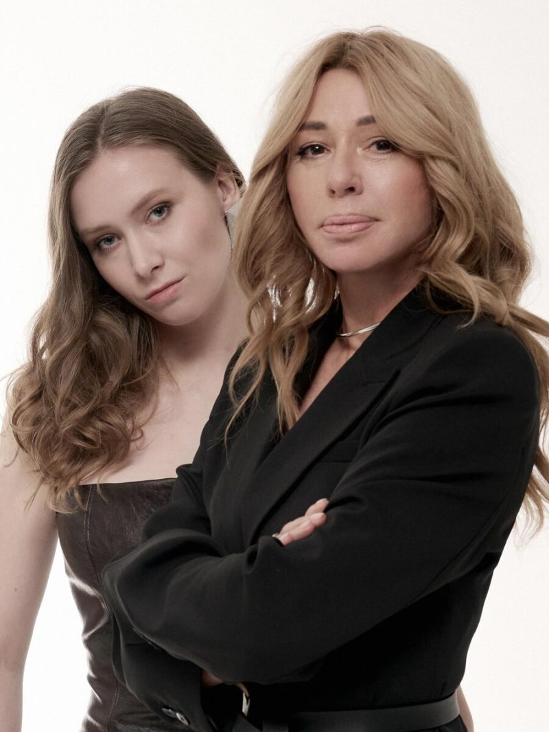 «Я её ждала 9 лет»: почему Алена Апина не смогла родить дочь, и как выглядит её 24-летняя копия отца