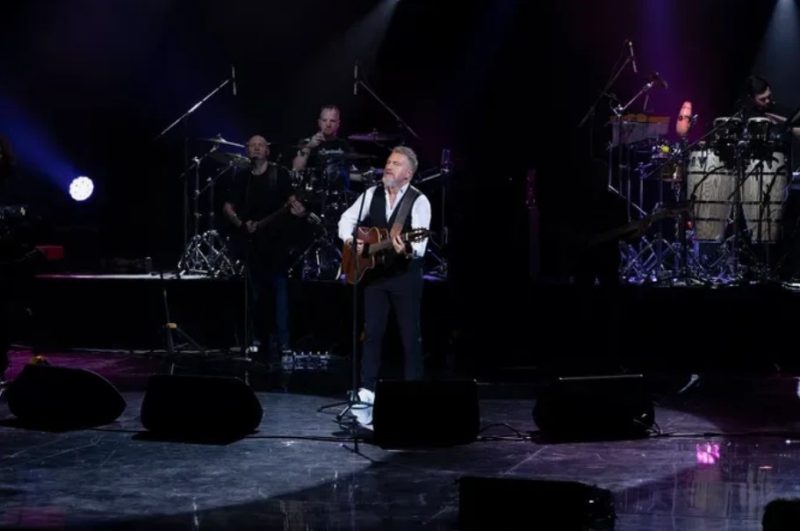 «Это настоящий кайф, а не ирония»: почему 90-е снова в тренде у зумеров и кто из звёзд собирает полные залы?