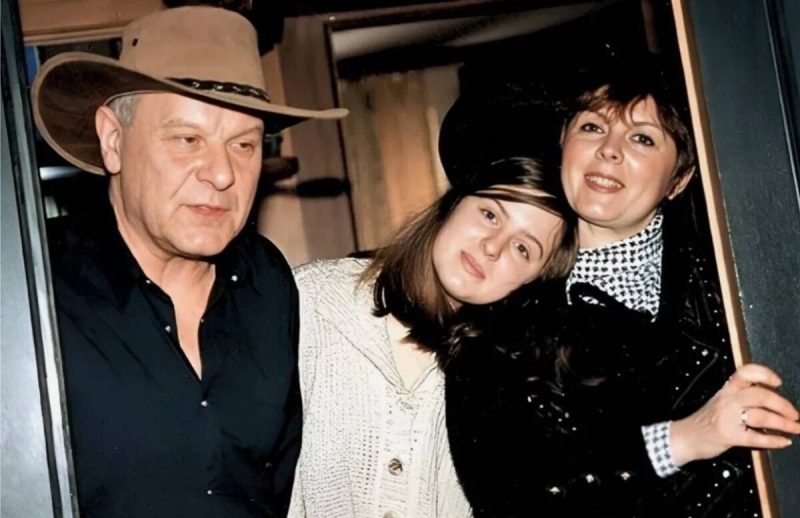 «Мама не была рядом»: 77-летняя Клара Новикова, пережившая предательства и аборты, не общается с дочерью из-за решения выйти на сцену после смерти мужа