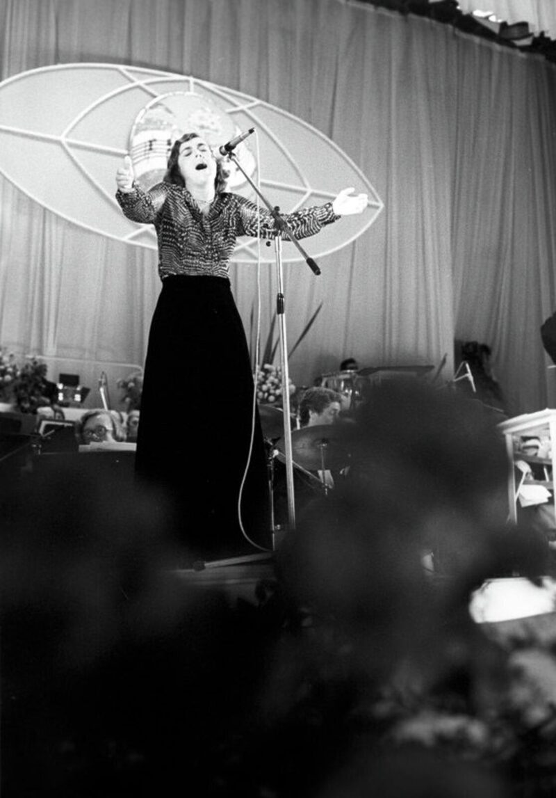 «Я спела не по-оперному, а почти космическим»: почему в 75 лет легендарный голос за кадром так и не стал звездой экрана?