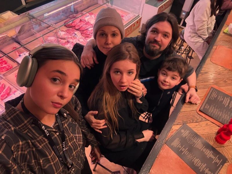 «Он ушел к другой? Я не знаю, к какой!»: кто разрушил брак Александры Урсуляк и Александра Голубева после рождения двух дочерей