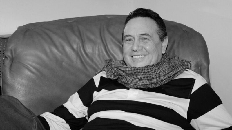 «Он потерял покой»: почему звезда хита «Любовь настала» бросил жену после 25 лет брака ради 22-летней официантки