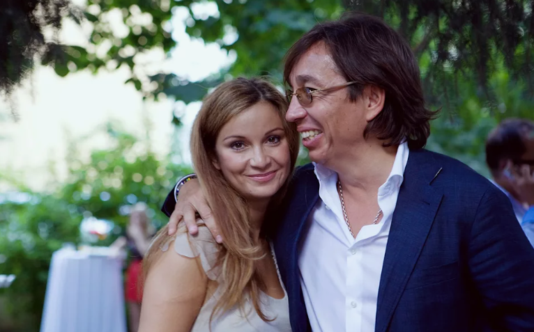 «Он уже работает, а не я его пристроила!»: почему 46-летняя Ольга Орлова оправдывается за 24-летнего сына?