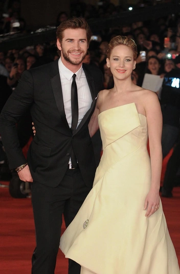 В 2018-м Дженнифер Лоуренс снялась в рекламе Dior, купаясь в бассейне, и подобная сцена оказалась в клипе Майли