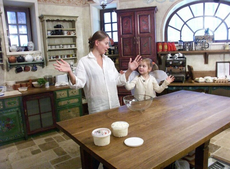 «Есть только эта боль, которая тебя разрывает на миллиарды кусков»: Юлия Высоцкая после страшной трагедии взяла на воспитание дочь