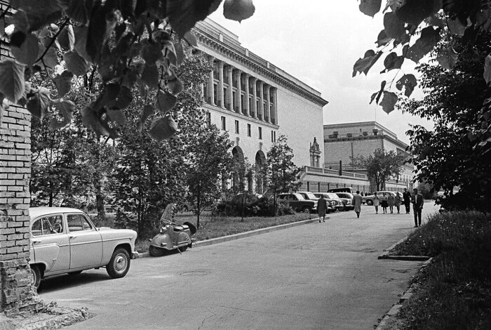 Звёзды за "копейки": как платили кумирам советского экрана или гонорары от Шурика до Шерлока