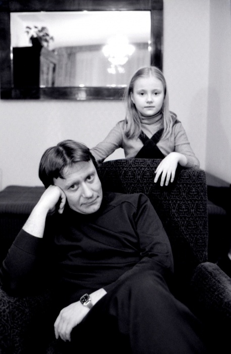 Выгнали из «Ленкома» и роды в 45: Мария Миронова скрывает молодого мужа