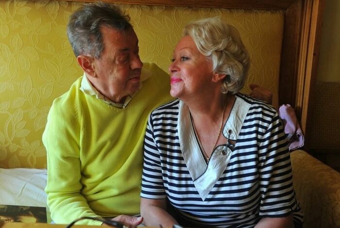 76 лет, цветные волосы и новый роман: как сейчас живет вдова Караченцова