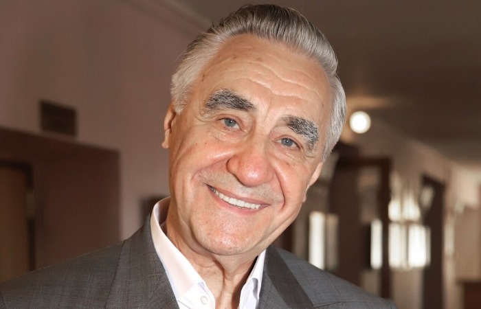 «Заблокировал номера даже у внуков»: Анатолий Васильев из «Сватов»  жестко отрекся от сына Филиппа и не видел новорожденного внука