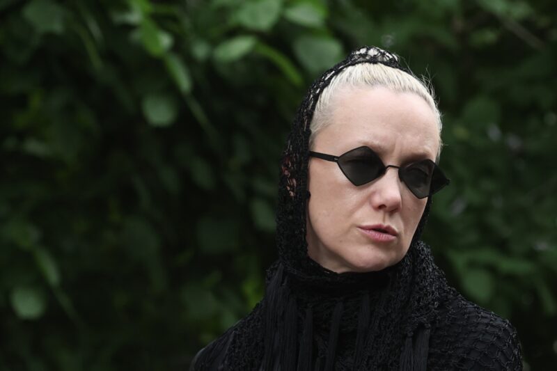 Дарья Мороз на похоронах отца.