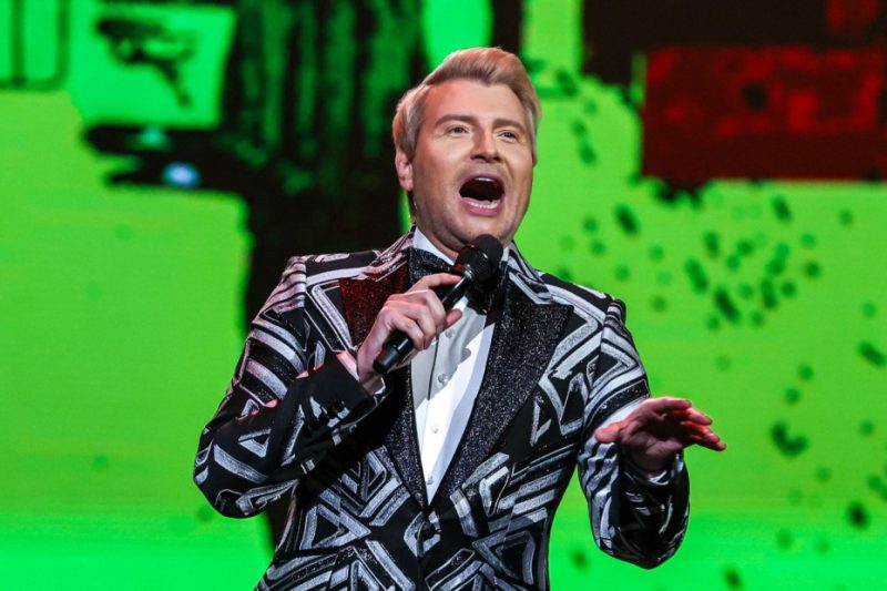 Тайны новогодних огоньков: кто споёт, а кто сбежал?