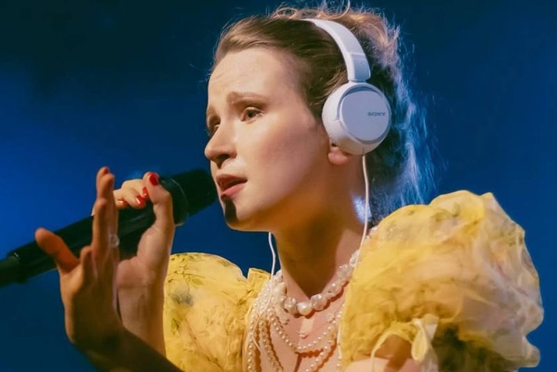 «Начала задыхаться прямо на сцене»: 27-летняя Монеточка экстренно госпитализирована после концерта