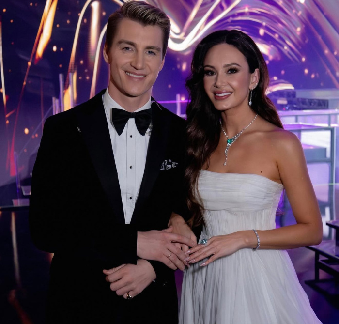 «Он изменил ей с молодой»: эти 11 звёздных мужчин отказались от холостяцкой жизни в 2025 году