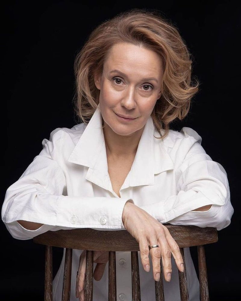 «Мой дом – моя крепость»: как 52-летняя Евгения Дмитриева, родившая детей после 39, утерла нос скептикам, прожив 14 лет с учеником моложе на 20 лет