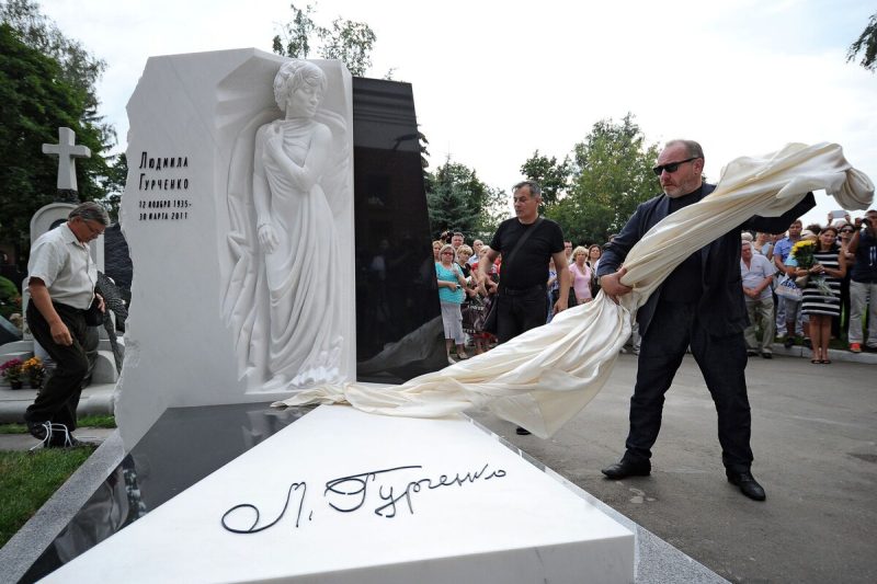 «Ей было все равно на своего ребенка» : что не так с личной жизнью 75-летней Людмилы Гурченко и почему ее похоронили не там, где она хотела