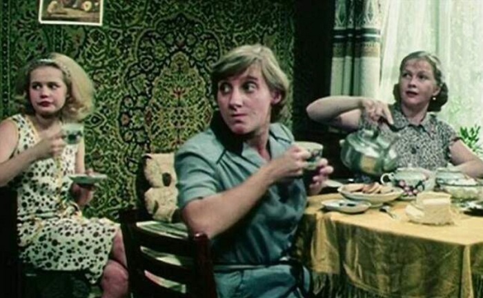 «Ей предлагали только роли "ночных бабочек"»: как сложились судьбы "девушек на выданье" из фильма «Одиноким предоставляется общежитие» спустя 40 лет