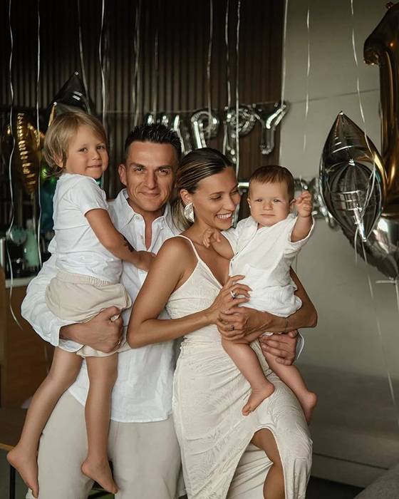 Влад Топалов и Регина Тодоренко с сыновьями.