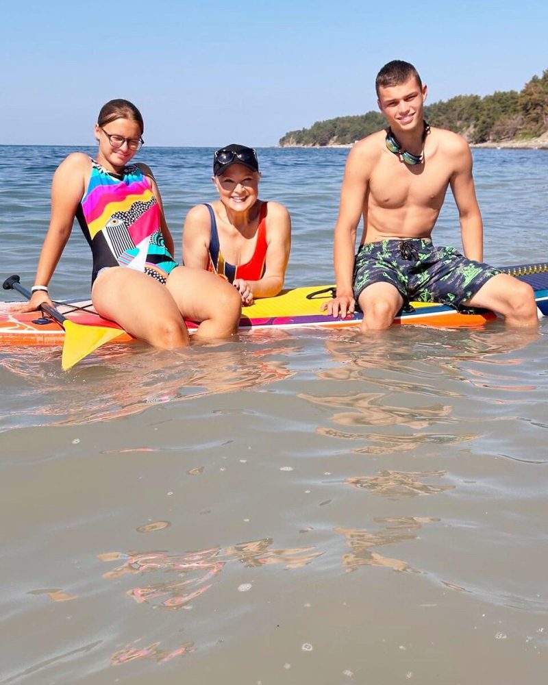 «Они были напуганы и замкнуты»: звезда «Миража» раскрыла детали усыновления в 49 лет, но счастье омрачила биологическая мать