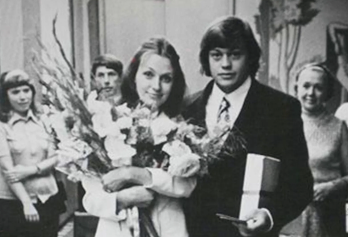 76 лет, цветные волосы и новый роман: как сейчас живет вдова Караченцова