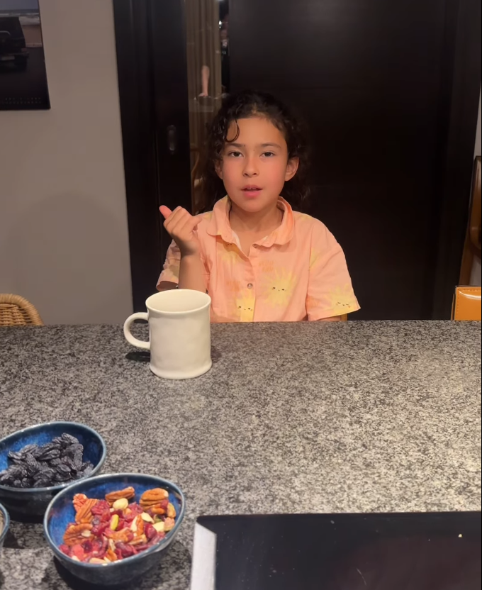 «Она потрясающая»: почему 60-летняя звезда «Гардемаринов» раскрыла тайну младшей внучки, которую 5 лет скрывала Агния Дитковските?