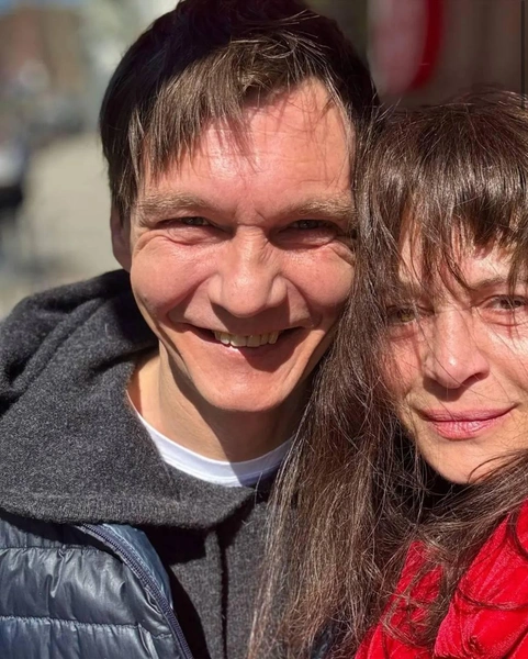 1 апреля 2025-го Фандера вышла на сцену театра Шота Руставели в Тбилиси со спектаклем Project O. Филипп и дети приезжали её поддержать.