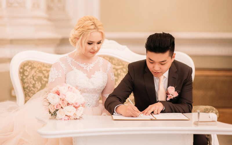 «Это удар по его самолюбию!»: почему русские девушки бегут от китайских женихов, а наши мужчины разочаровались в азиатских невестах?