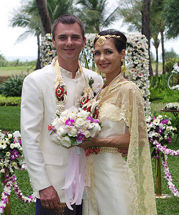 «Она выбрала джинсы, а вечером – платье за миллион»: как выглядели свадьбы звёзд 15 лет назад