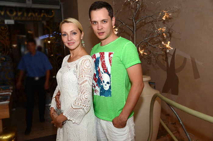 «Ему 21, ей 40»: 6 российских актёров, которые нашли счастье в союзе с женщинами намного старше