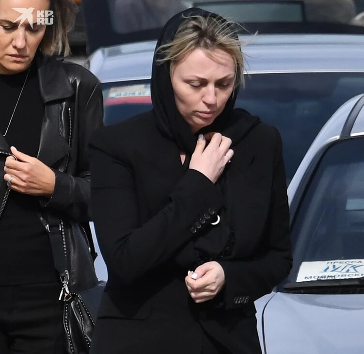 «Она помешана на деньгах»: почему вдова 40-летнего Кунгурова сменила фамилию детям и не общается с родными певца?