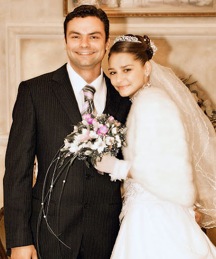 «Она выбрала джинсы, а вечером – платье за миллион»: как выглядели свадьбы звёзд 15 лет назад