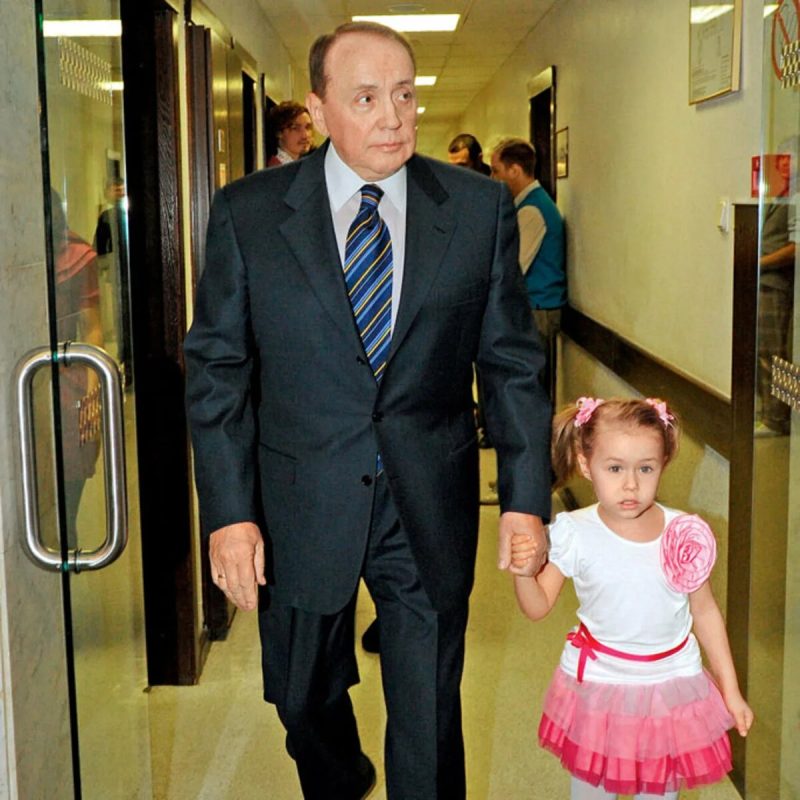 «Ей под тридцать!»: как сейчас выглядит 19-летняя внучка Александра Маслякова