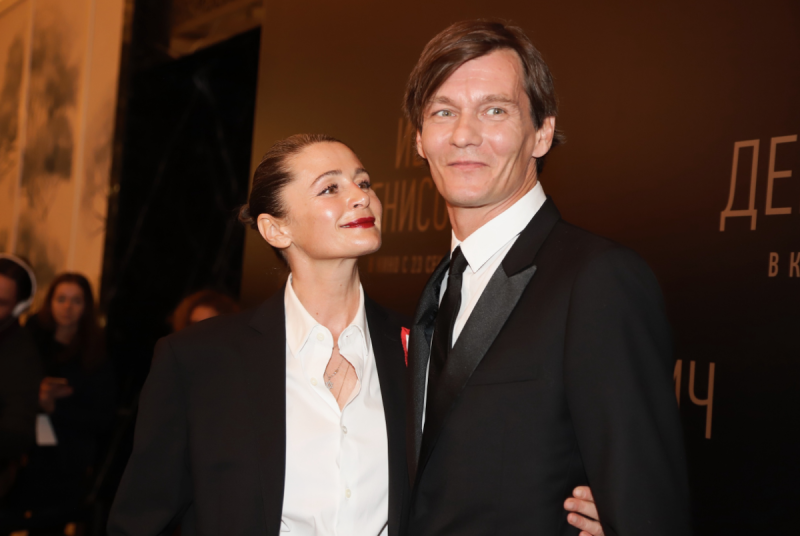 «Малохольного муженька больше не видеть»: как 57-летняя Оксана Фандера изменилась после отъезда и что думают о её жизни в Сети