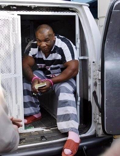 «Тайсон в розовых наручниках — это сюрреализм»: редкие кадры звезд, которые вас поразят