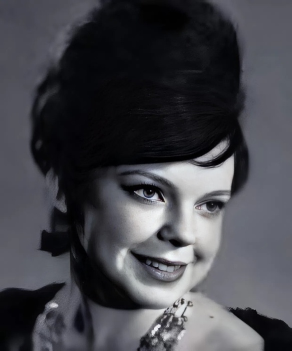 «Мне 75, а какой я должна быть?!»: почему Людмилу Порывай, мать Наташи Королёвой, травят за «неприличный» образ, и при чём тут королева Елизавета II