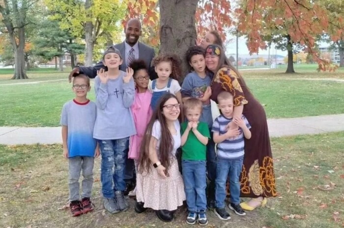 Удочерили ребёнка, а она оказалась взрослой женщиной: невероятная история