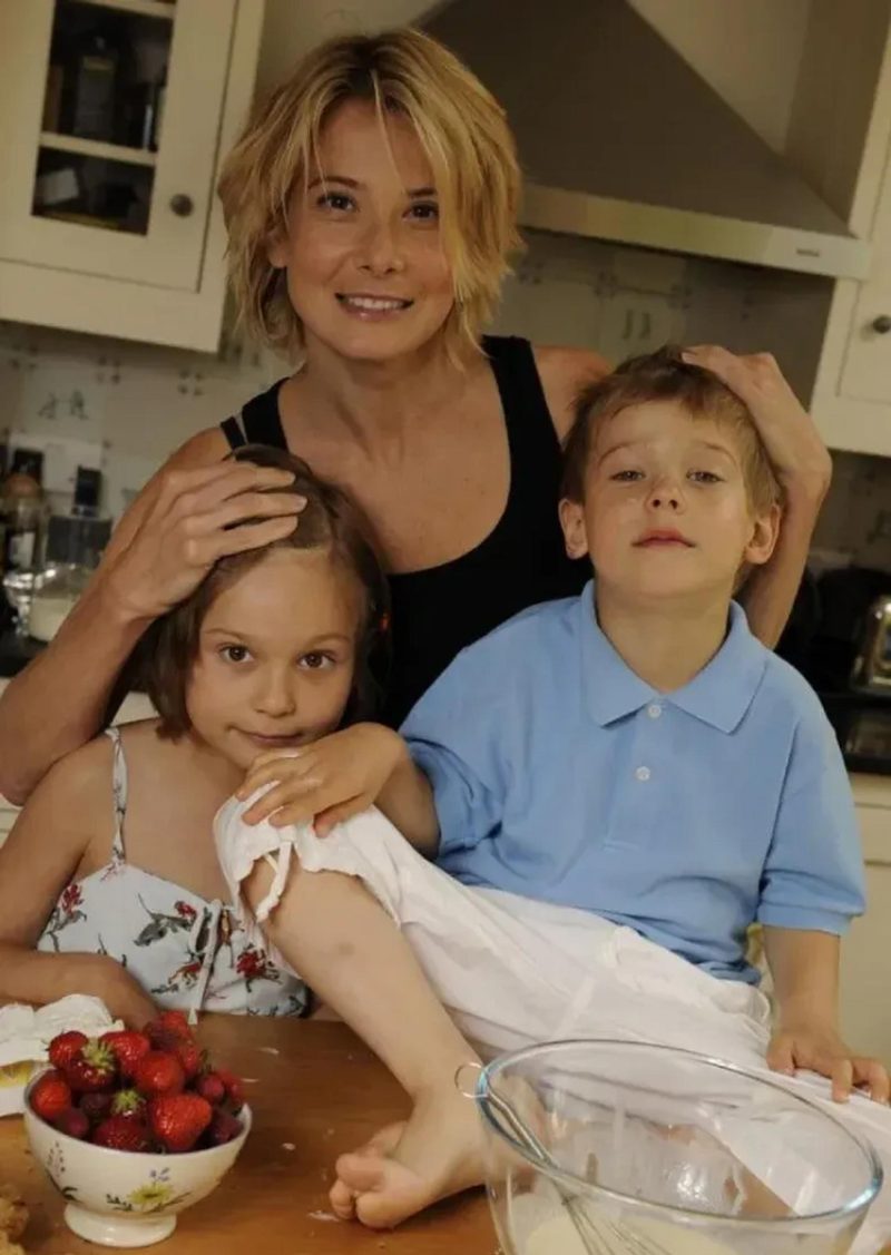 «Мы будем бороться до самого конца»: Юлия Высоцкая рассказала о состоянии дочери, 11 лет находящейся в коме