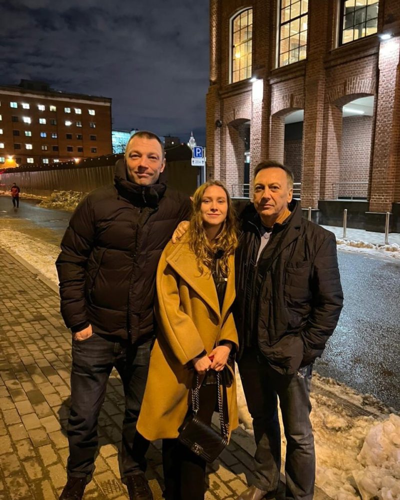 «Я её ждала 9 лет»: почему Алена Апина не смогла родить дочь, и как выглядит её 24-летняя копия отца