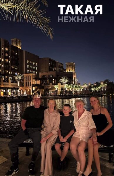 Куда из России уехал Роман Костомаров - забрал всю семью