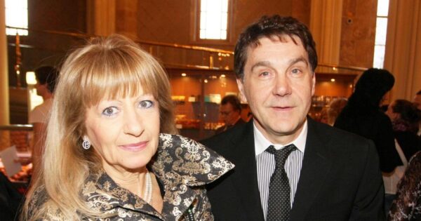 «Он не смог ее забыть»: 56-летний актер спустя 25 лет счастлив в браке с Ольгой, но не забывает бывшую жену