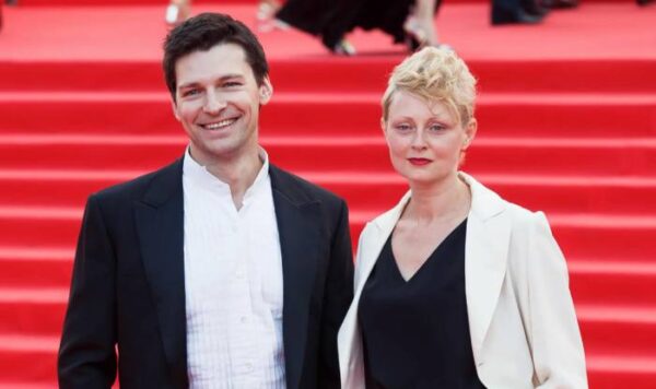 «Он не смог ее забыть»: 56-летний актер спустя 25 лет счастлив в браке с Ольгой, но не забывает бывшую жену