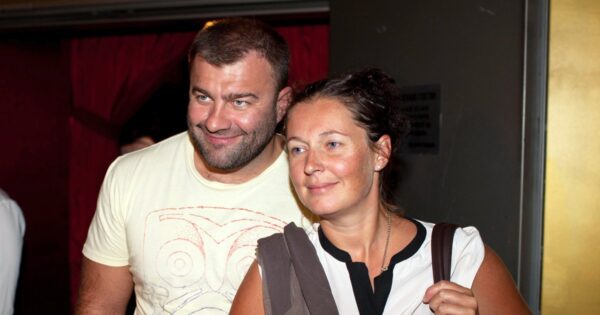 «Он не смог ее забыть»: 56-летний актер спустя 25 лет счастлив в браке с Ольгой, но не забывает бывшую жену