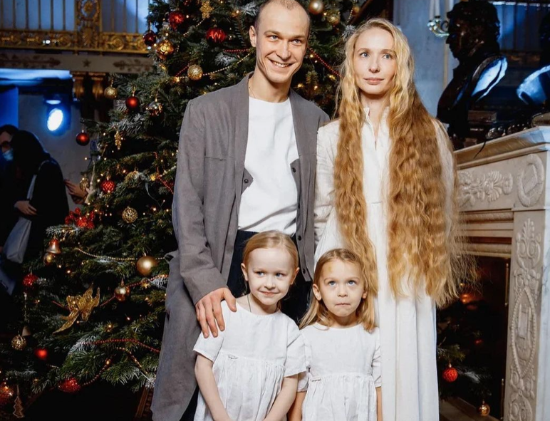 «Оскар» и пирожки из школьной столовой: как 32-летний Юрий Борисов сменил фамилию, чтобы стать звездой, и женился на первой любви