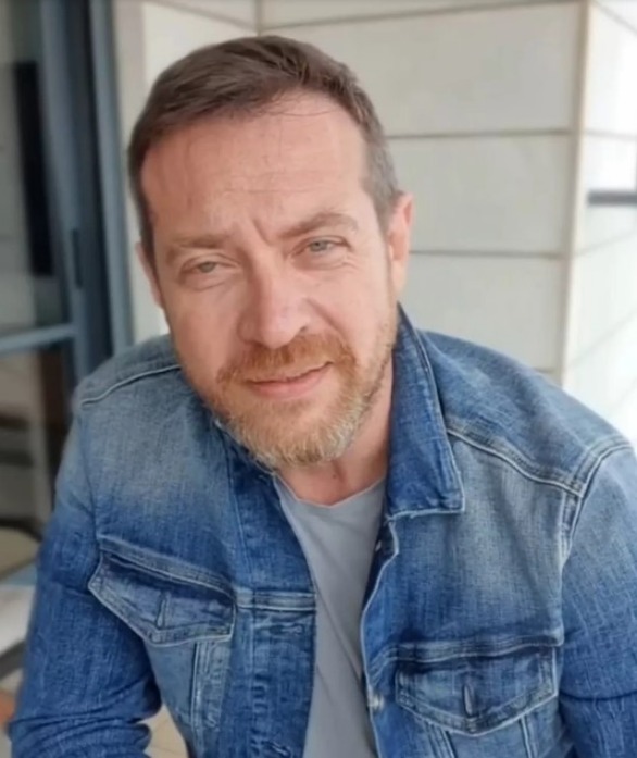 Поклонницы не узнают Кирилла Сафонова.