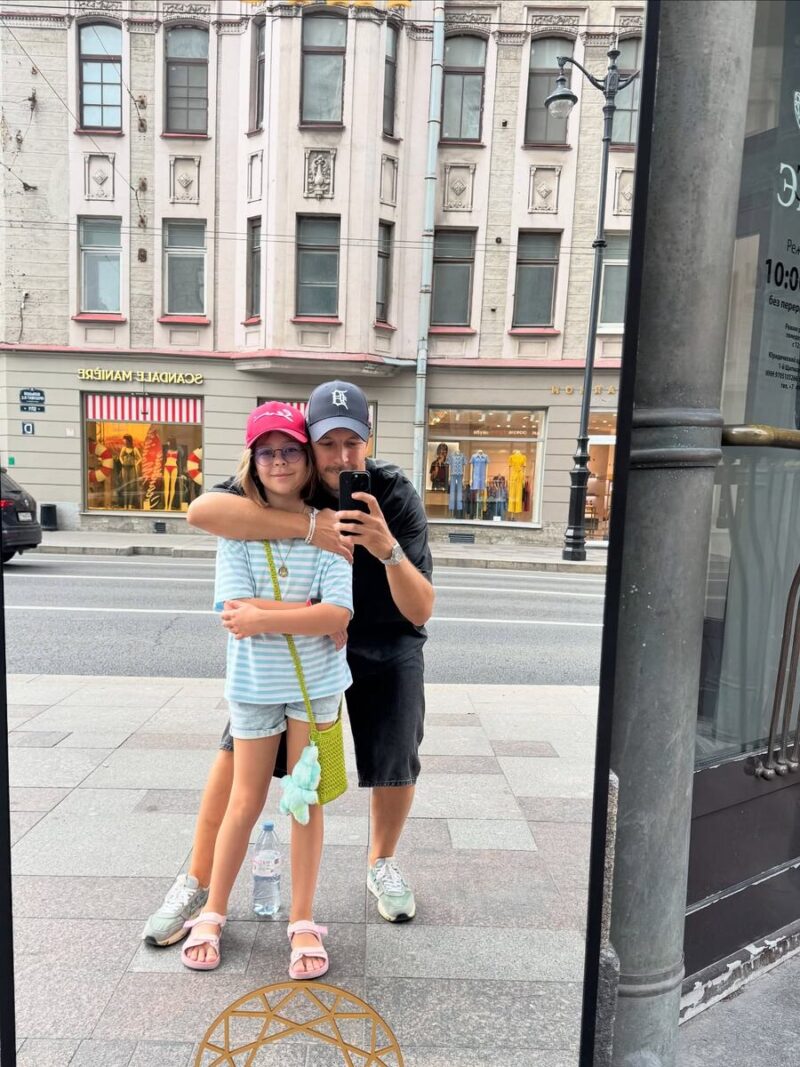 «Ей казалось, что он слишком легкомысленный»: кто муж звезды «Сельского учителя», которого она долго отвергала